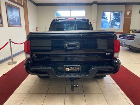Used 2019 Toyota Tacoma TRD Sport image 4