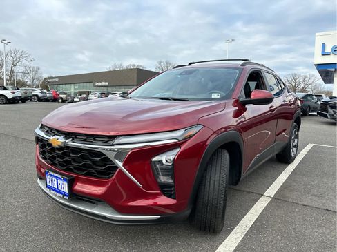 Certified 2024 Chevrolet Trax LT w/ Driver Confidence Package image 6