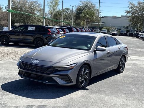 Used 2024 Hyundai Elantra Limited image 12