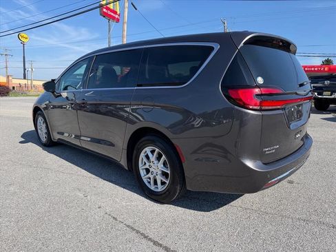 Used 2023 Chrysler Pacifica Touring-L FWD image 5