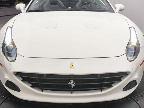 Used 2016 Ferrari California T image 28