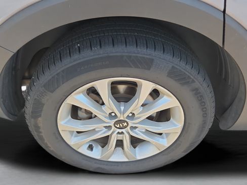 Used 2021 Kia Telluride LX FWD image 18