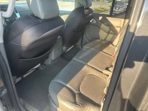 Used 2010 Nissan Frontier LE w/ LE Value Truck Pkg AWD/4WD image 12