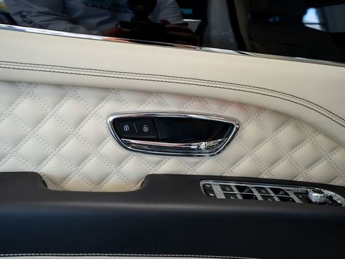 Used 2021 Bentley Bentayga Plug-In Hybrid image 30