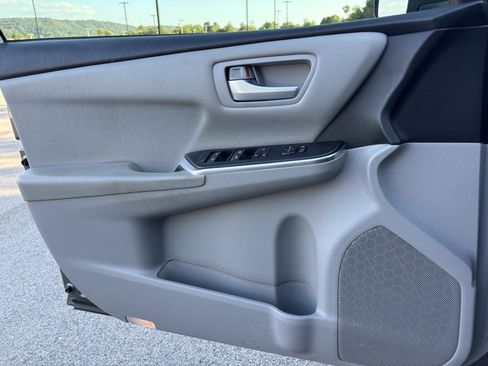 Used 2016 Toyota Camry LE image 6