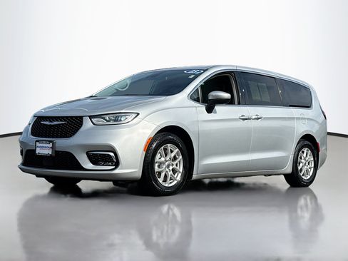 Used 2023 Chrysler Pacifica Touring-L FWD image 12