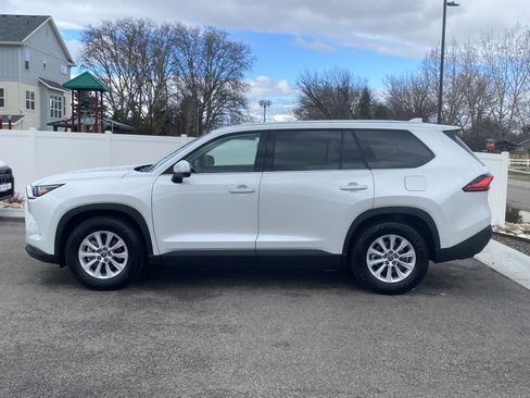 Used 2024 Toyota Grand Highlander XLE image 3
