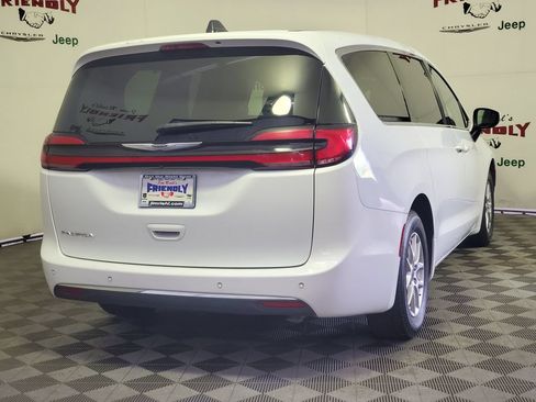 Used 2023 Chrysler Pacifica Touring-L FWD image 3
