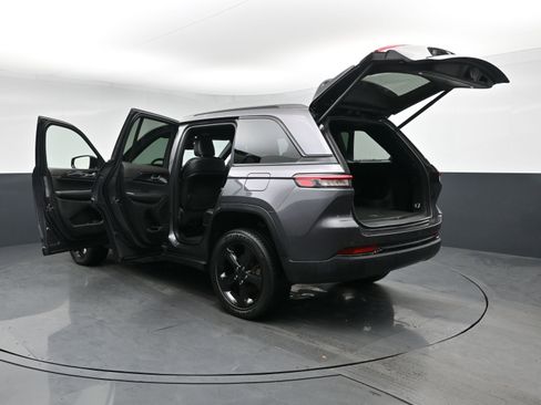 Used 2023 Jeep Grand Cherokee Altitude AWD/4WD image 28