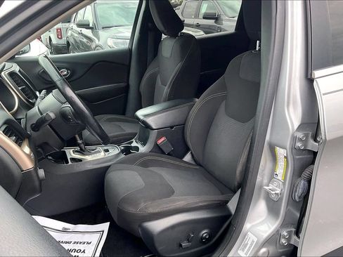 Used 2017 Jeep Cherokee Latitude w/ Safety/Convenience Group FWD image 24