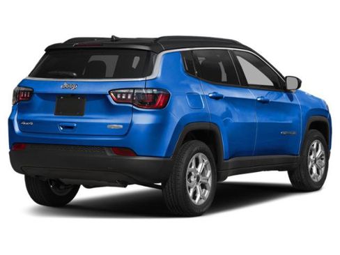 Used 2025 Jeep Compass Latitude AWD/4WD image 2
