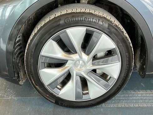 Used 2023 Tesla Model Y 2WD image 30