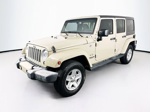 Used 2017 Jeep Wrangler Unlimited Sahara w/ Max Tow Package AWD/4WD image 3