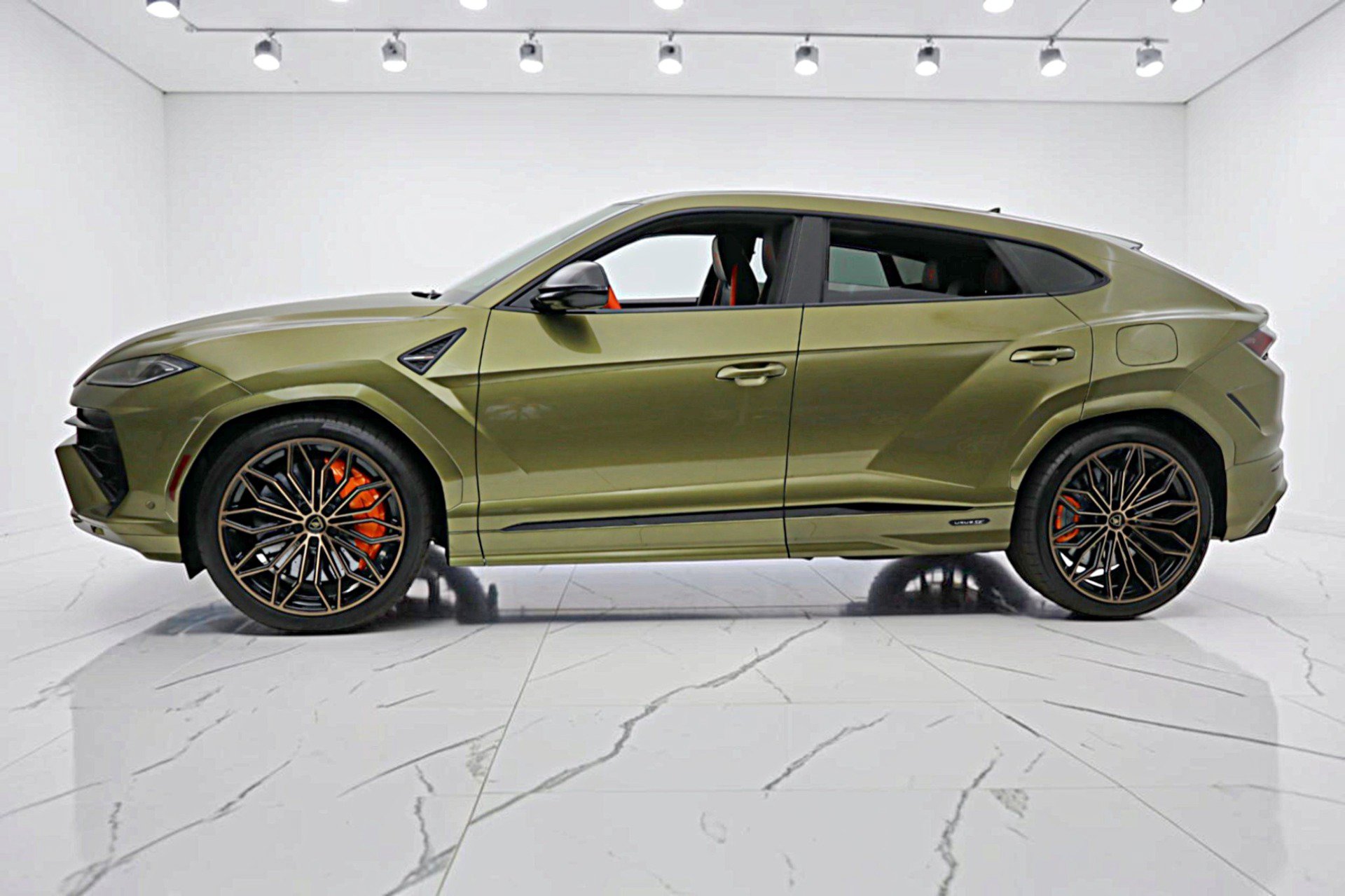 Used 2026 Lamborghini Urus SE AWD/4WD image 3