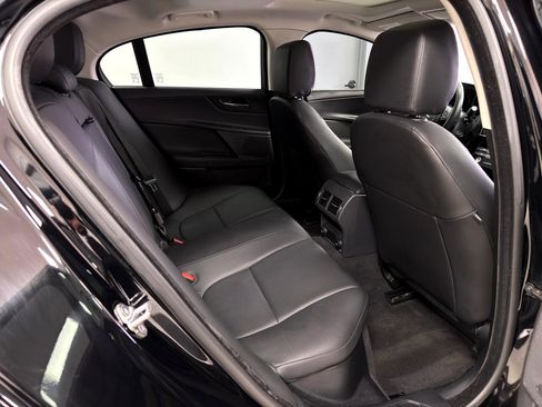 Used 2018 Jaguar XE Premium image 32