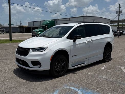 Used 2024 Chrysler Pacifica Touring-L w/ S Appearance Package FWD image 6