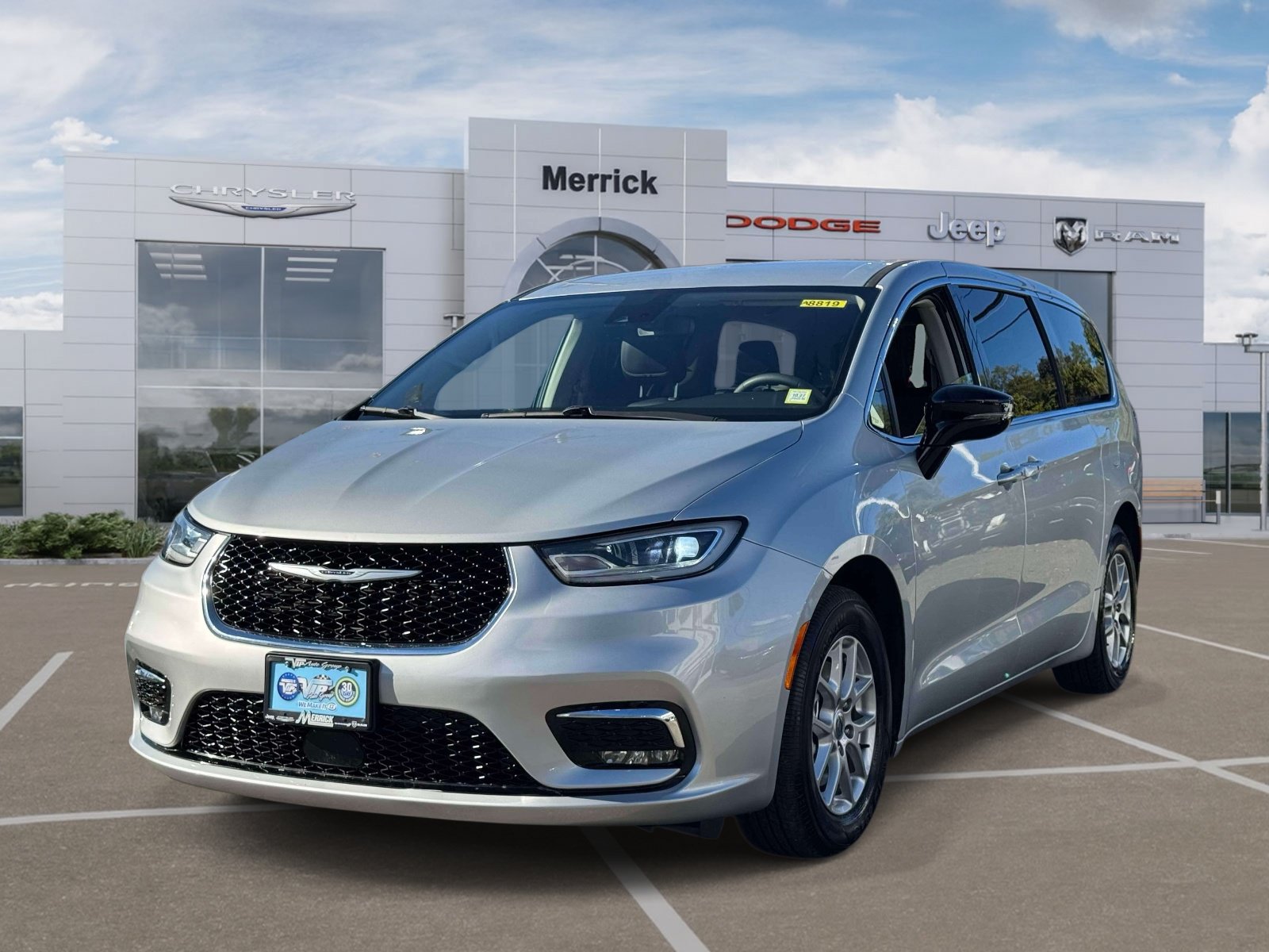 Certified 2024 Chrysler Pacifica Touring-L FWD image 3