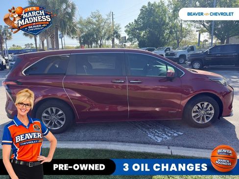 Used 2021 Toyota Sienna XLE image 3