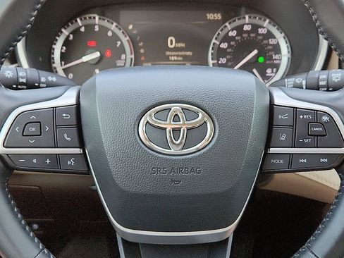 Used 2022 Toyota Highlander XLE AWD/4WD image 11