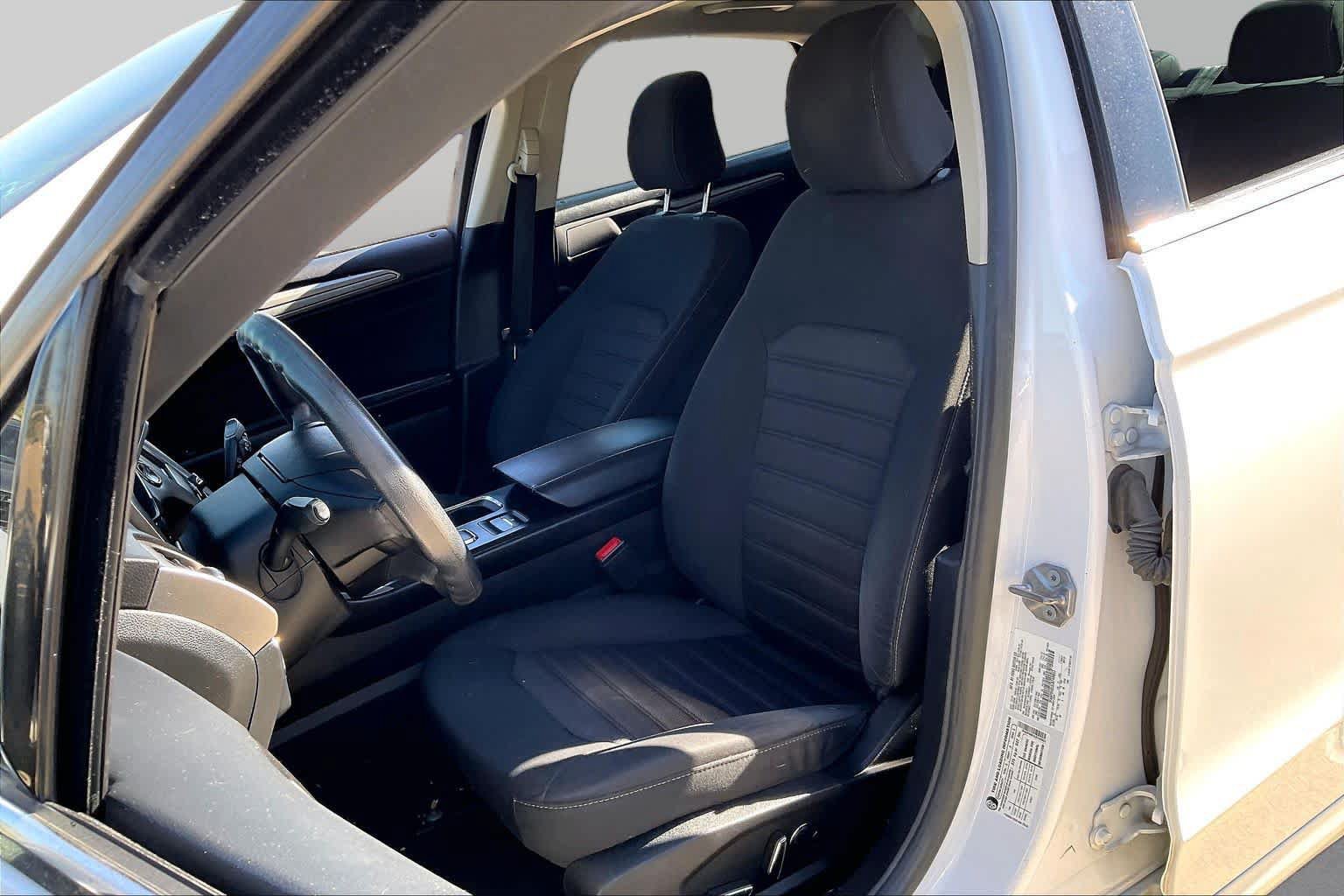 Used 2020 Ford Fusion SE FWD image 8