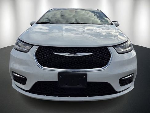 Used 2023 Chrysler Pacifica Touring-L image 2