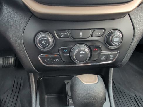 Used 2017 Jeep Cherokee Latitude w/ Comfort & Sound Group FWD image 22