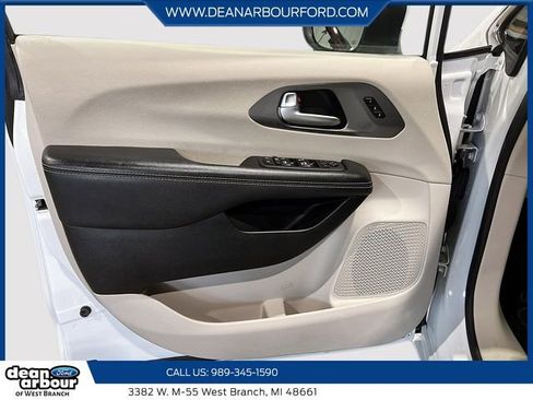 Used 2023 Chrysler Pacifica Touring-L FWD image 11