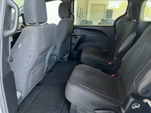 Used 2023 Chrysler Pacifica Touring FWD image 18