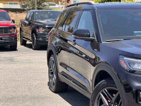 Used 2025 Ford Explorer ST-Line w/ Premium Package RWD image 5