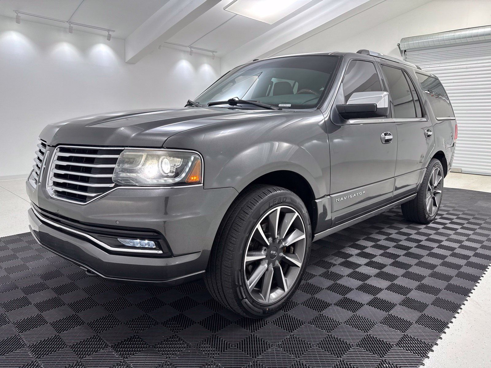 Used 2016 Lincoln Navigator Reserve AWD/4WD image 3