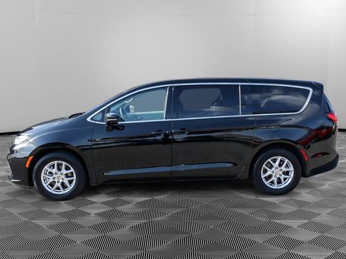 Used 2024 Chrysler Pacifica Touring-L image 3