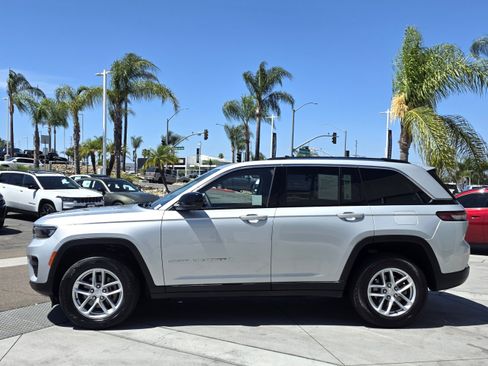 Used 2023 Jeep Grand Cherokee Laredo RWD image 2