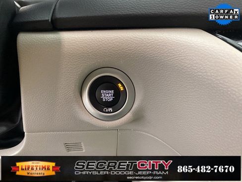 Used 2024 Chrysler Pacifica Touring-L image 17