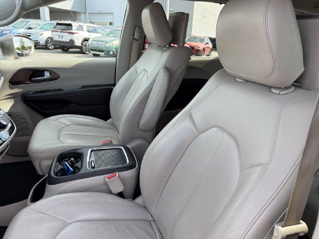 Used 2018 Chrysler Pacifica Touring-L Plus FWD image 19
