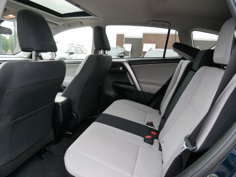 Used 2018 Toyota RAV4 XLE AWD/4WD image 33