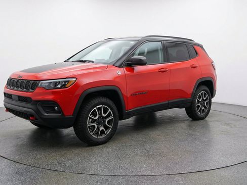Used 2025 Jeep Compass Trailhawk AWD/4WD image 3