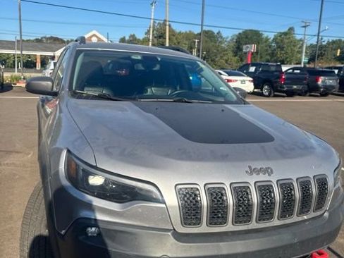 Used 2019 Jeep Cherokee Trailhawk w/ Cold Weather Group AWD/4WD image 1