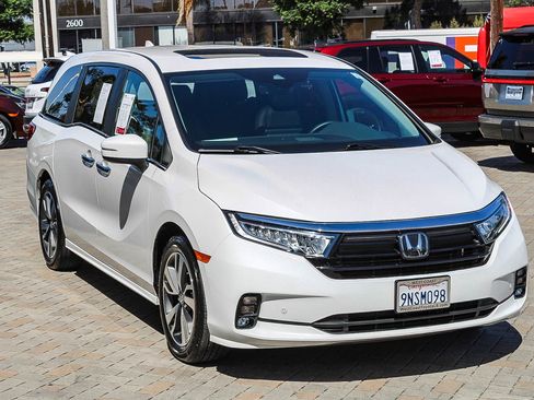 Used 2024 Honda Odyssey Touring image 3