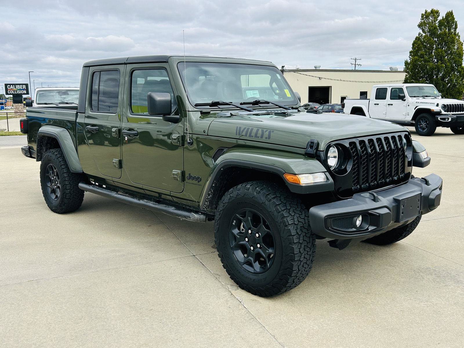 Used 2023 Jeep Gladiator Sport AWD/4WD image 2