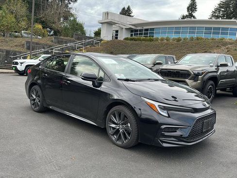 Certified 2025 Toyota Corolla SE w/ SE Premium Package image 2