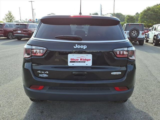 Used 2025 Jeep Compass Latitude w/ Sun & Sound Group AWD/4WD image 5