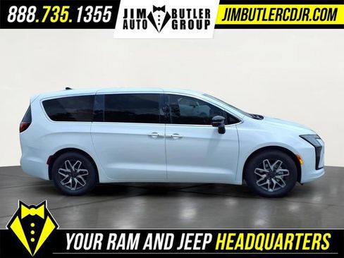 New 2027 Chrysler Pacifica Limited FWD image 2
