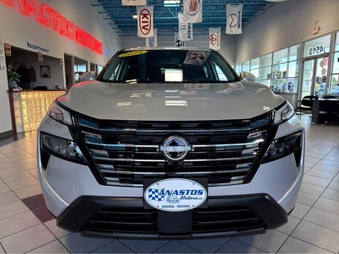Used 2024 Nissan Rogue SV AWD/4WD image 2