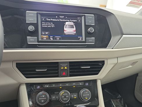 Used 2020 Volkswagen Jetta SE w/ SE Cold Weather Package FWD image 19