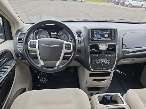 Used 2015 Chrysler Town & Country Touring w/ Driver Convenience Group FWD image 12