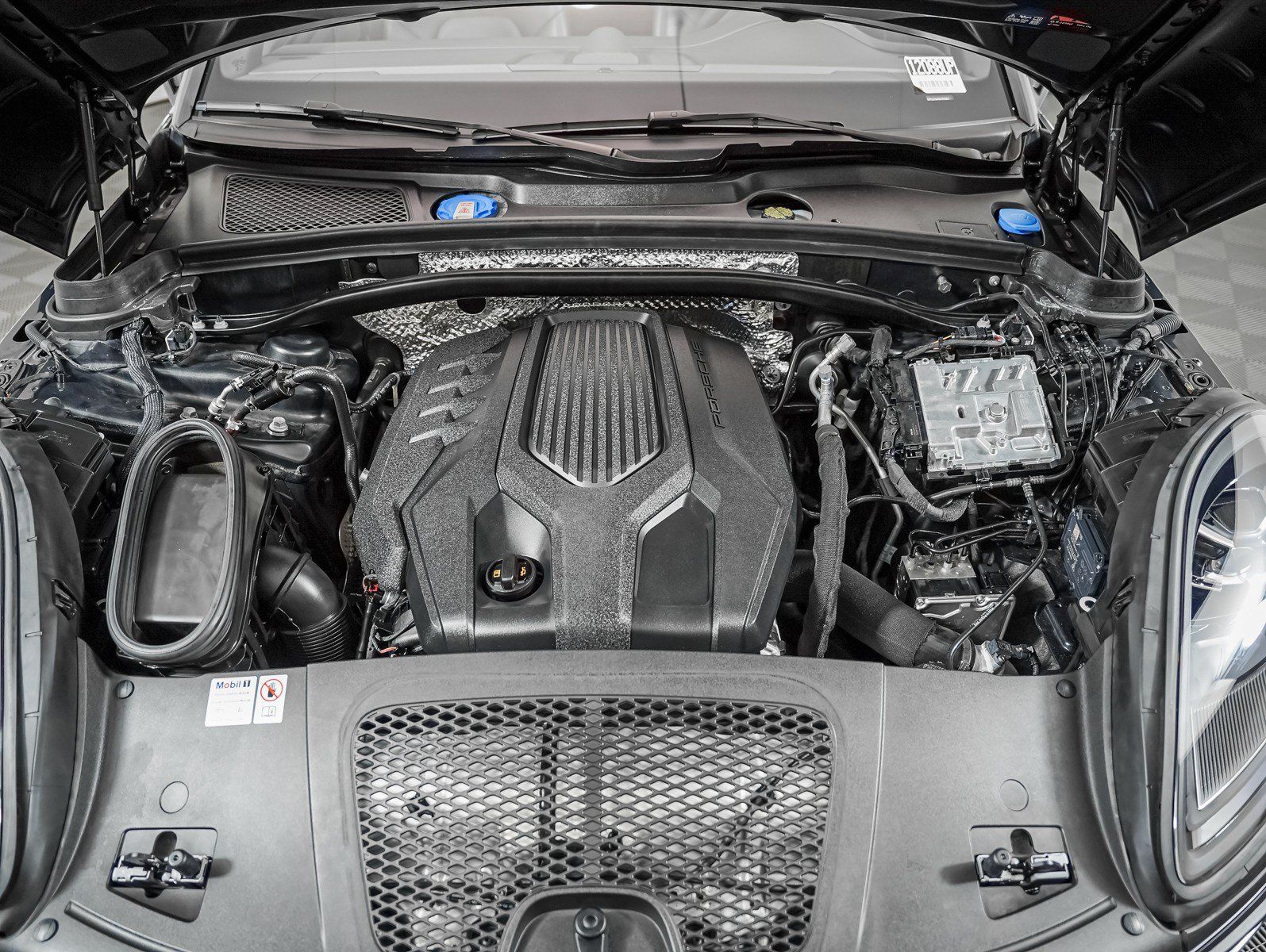 Certified 2024 Porsche Macan AWD/4WD image 13