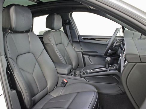 Used 2025 Porsche Macan image 40