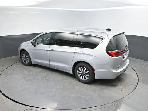 Used 2024 Chrysler Pacifica Limited FWD image 28