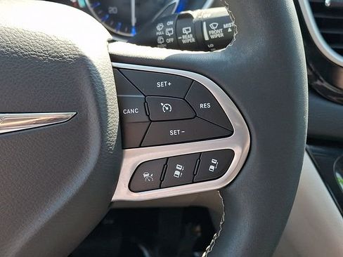 Used 2023 Chrysler Pacifica Touring-L FWD image 22