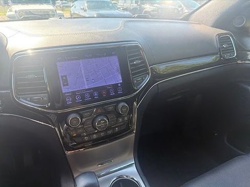 Used 2019 Jeep Grand Cherokee Overland AWD/4WD image 14